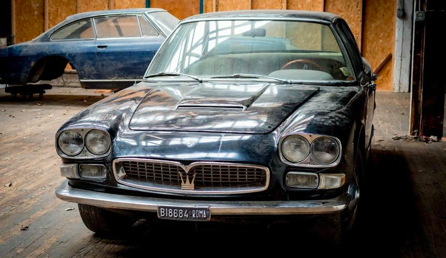 40-летний простоявший в гараже седан Maserati реализуют на онлайн-аукционе