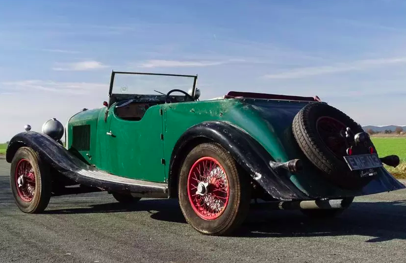 Bentley, которого забыли в гараже на 30 лет, продали за 454 250 фунтов стерлингов