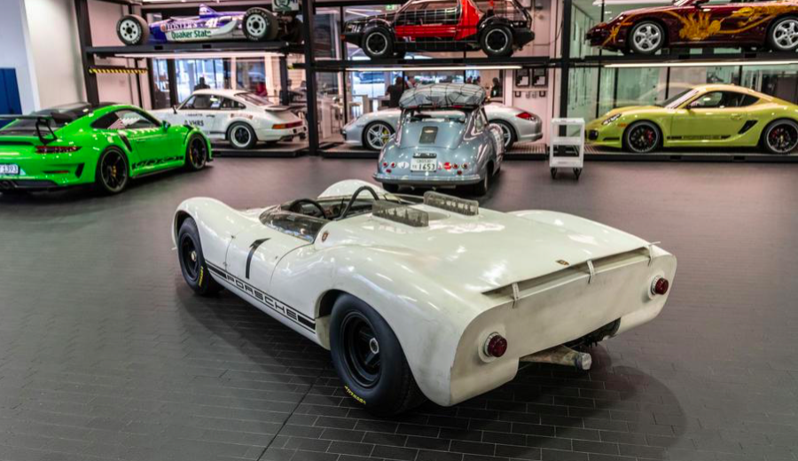 В сети появились фото спорткара Porsche 1967 года из музея