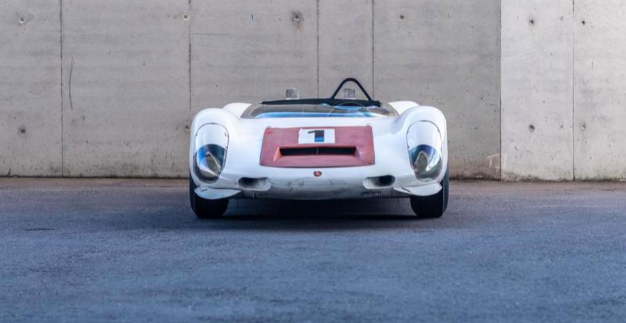 В сети появились фото спорткара Porsche 1967 года из музея