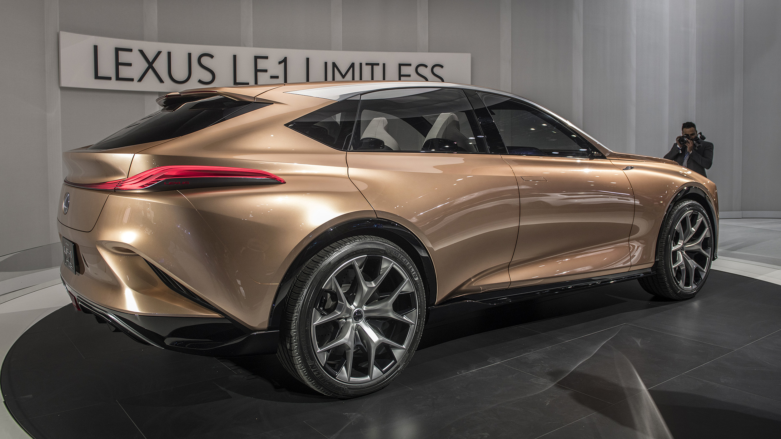 Lexus явила миру свое видение новых кроссов