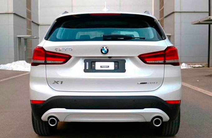 Обновленный BMW X1 вновь показался без камуфляжа