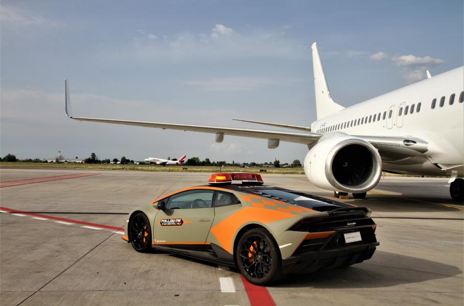 Lamborghini Huracan Evo получил необычную роль в аэропорту