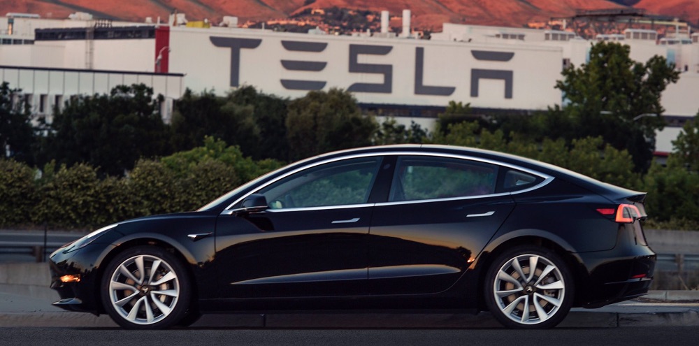 Tesla отправили в серию наиболее бюджетный электрокар в линейке – Model 3