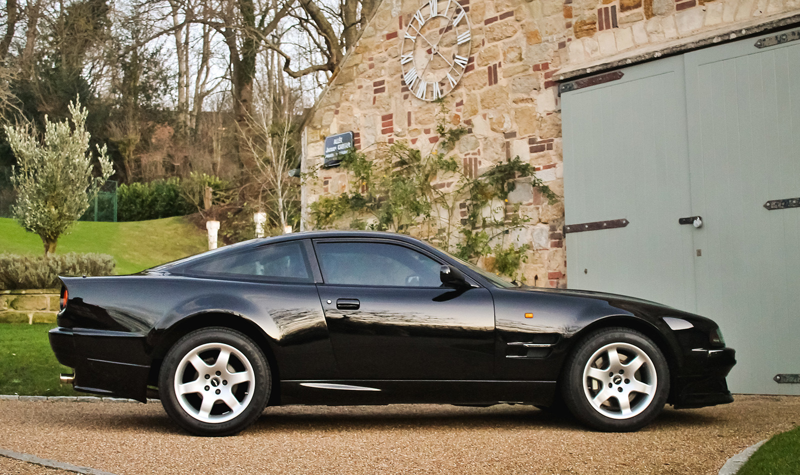 Aston Martin, принадлежащая Элтону Джону, выставлена на торги