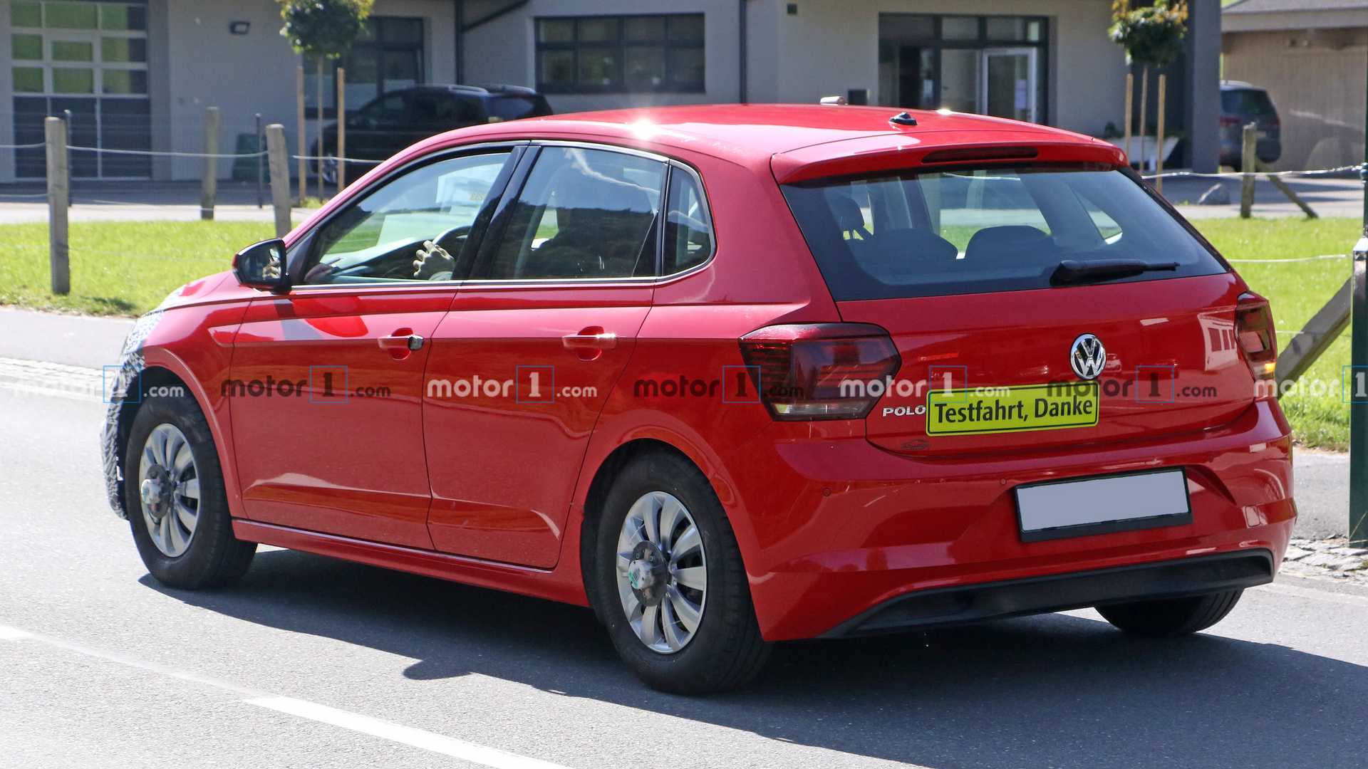 Новая Skoda Fabia проходит тесты в кузове Volkswagen Polo