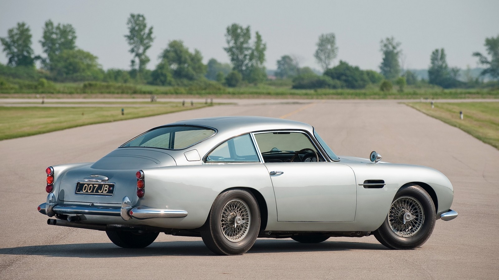 Aston Martin подготовит серию классических моделей DB5