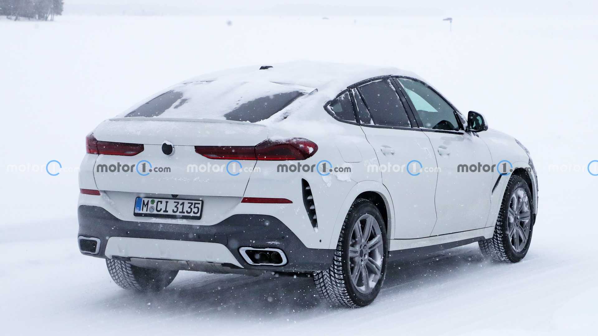Обновленный BMW X6 проходит зимние тесты