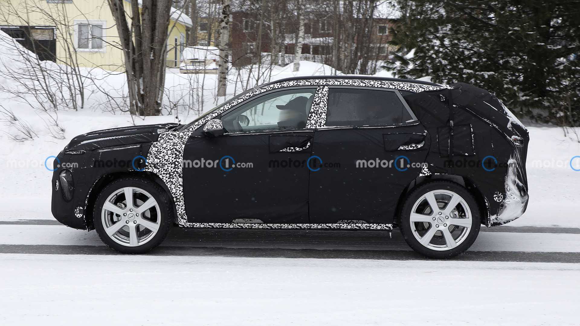 Нового Hyundai Kona проверяют в снегах Швеции