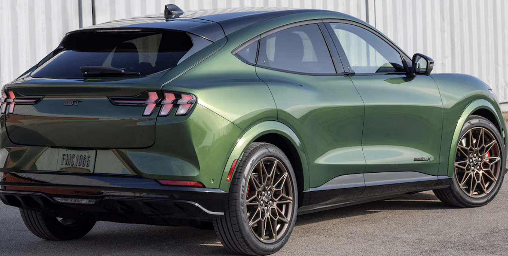 У 2024 році Ford Mustang Mach-E GT отримав бронзове оздоблення, що доповнює його свіже зелене забарвлення